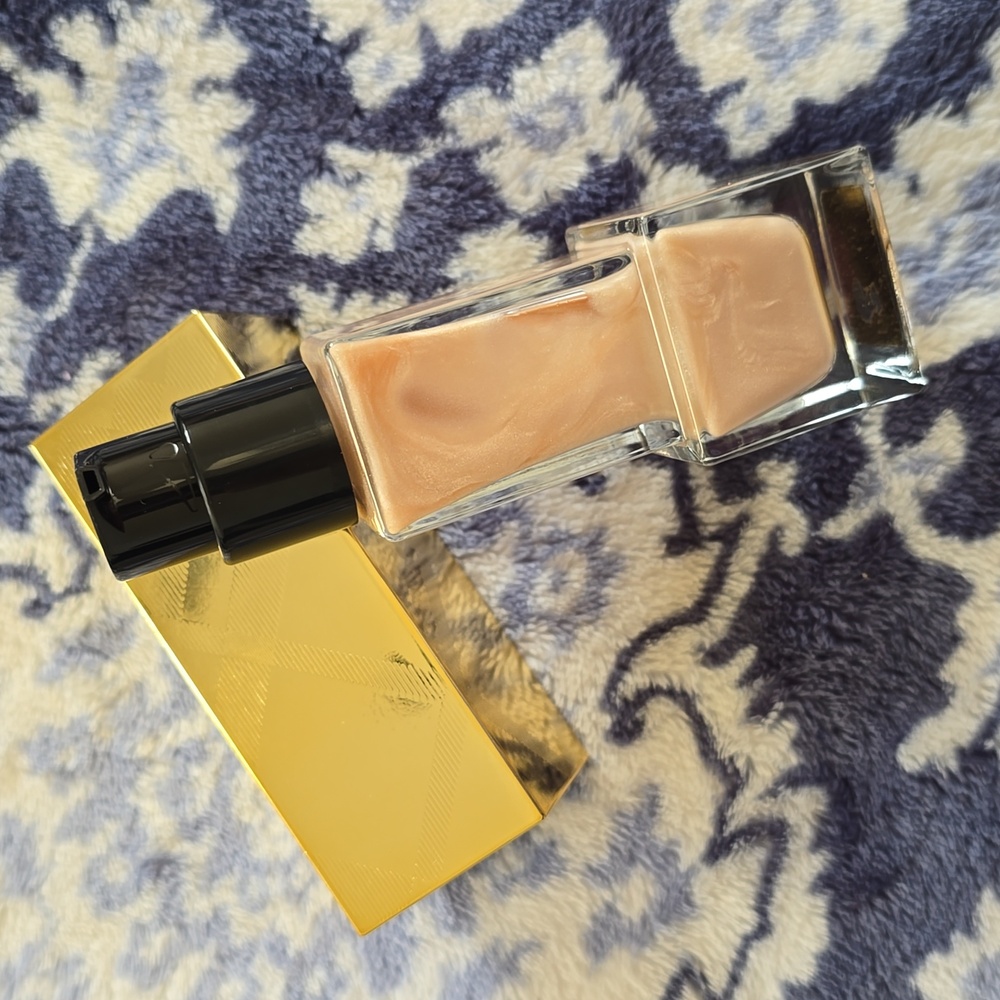 Burberry Beyond Radiance Primer - "Bare Glow" - Picture 2 of 5